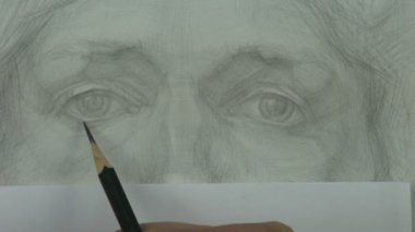Bir kağıt parçası ile resmin bir kısmını kaplayan grafit kalem ile genç modelin göz ve burun bir çalışma çizim
