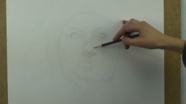 Genç kadın burun çiziminin bir kalem ile başlayan