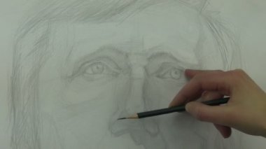 Orta yaşlı adamın sağ göz ve burun grafit ile eski bir çalışma çizim kalem