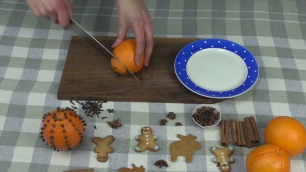 Нарезка апельсина для украшения Рождества — стоковое видео