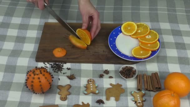 Cortar naranja para la decoración navideña y colocar un cuchillo en una tabla de cortar — Vídeos de Stock