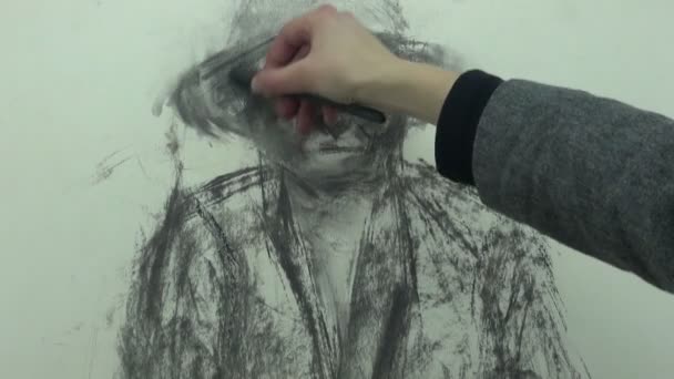 Drawing a fast sketch of a middle aged woman's head with a charcoal stick — Αρχείο Βίντεο