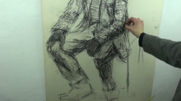 Dibujar un boceto rápido del brazo de un hombre sentado con un palo de carbón — Vídeos de Stock