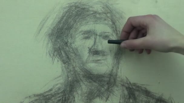 Drawing a fast sketch of a old woman's head with a charcoal stick — Stock Video