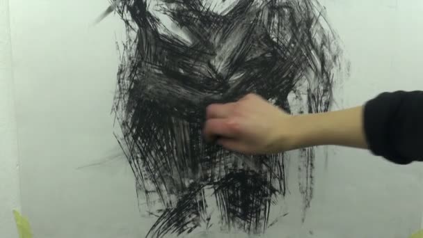 Dibujar un boceto rápido de la figura de la mujer sentada con un palo de carbón — Vídeo de stock