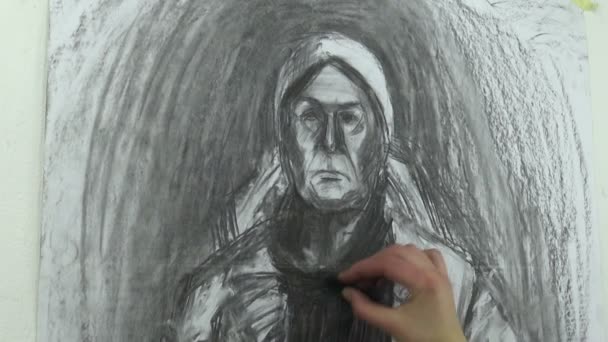 종이에 검은 숯 막대기로 그린 여자의 그림의 위쪽 부분에 고무 질감 만들기 — 비디오