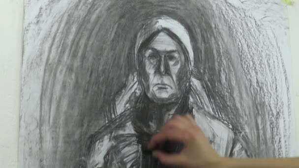 Drawing a fast sketch of upper part of woman's with a kerchief figure with a black charcoal stick on paper — Stock Video