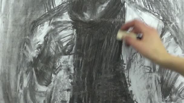 Texture avec un caoutchouc sur la partie supérieure de la figure de la femme dessinée avec un bâton de charbon noir sur papier — Video