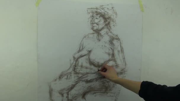 Drawing a fast sketch of a naked woman with a hat — Stock Video