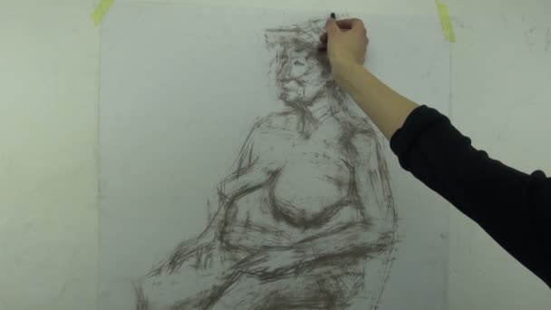 Рисование быстро расшатанного эскиза верхней части обнаженной женщины в шляпе — стоковое видео