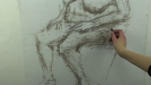 Drawing a loose sketch of a lower part of naked woman — Stock Video