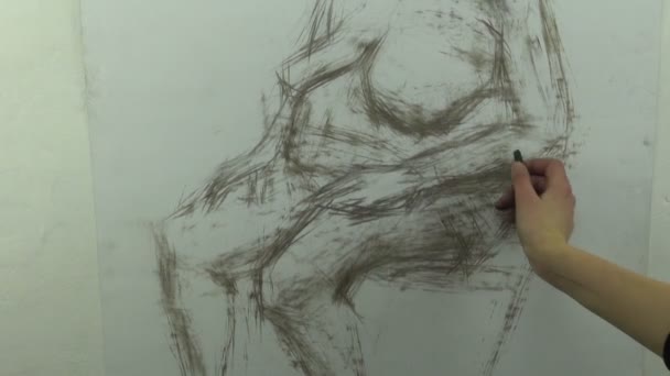 Drawing a loose sketch of a lower part of naked woman with a hat — Stock Video