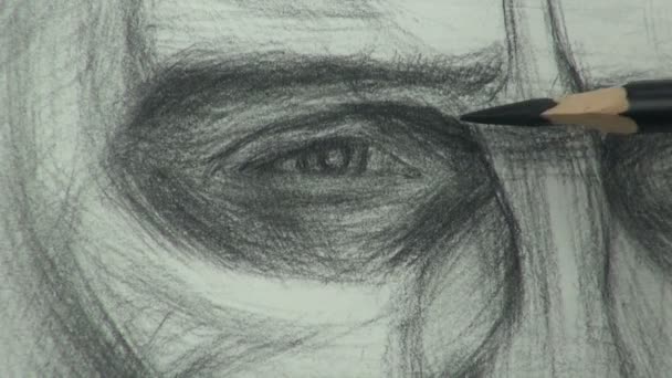 Kömür kalemle bir adamın gözünü çizmek — Stok video