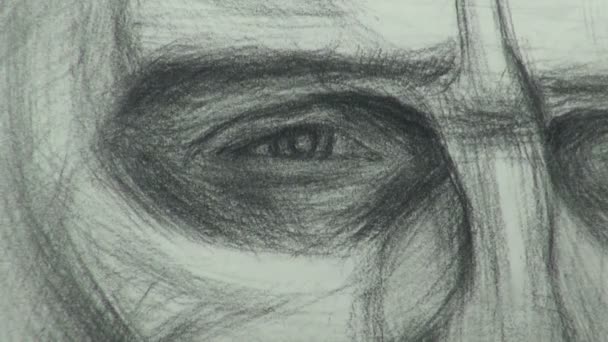 Zbliżenie rysunku badania oko człowieka z ołówkiem węgiel drzewny — Wideo stockowe