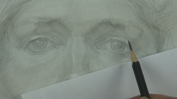 Grafit kalem ile genç modelin gözleri bir çalışma çizim — Stok video