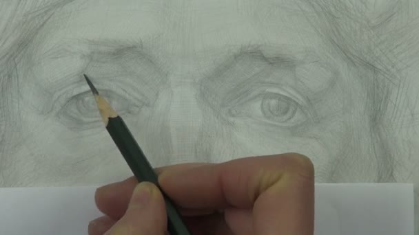 絵の一部を紙で覆いながら、グラファイト鉛筆で若いモデルの目の研究を描く — ストック動画