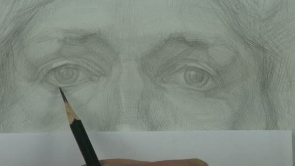 Dibujar un estudio del ojo y la nariz de la joven modelo con lápiz de grafito mientras cubre parte de la imagen con un pedazo de papel — Vídeos de Stock