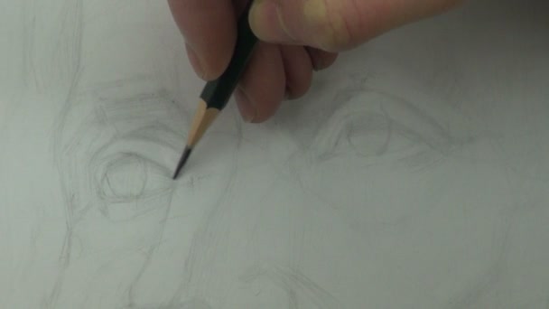 Dibujo de un estudio del ojo y la nariz del hombre de mediana edad con lápiz de grafito — Vídeos de Stock