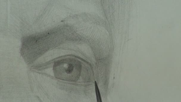 Dibujo de un estudio del ojo del modelo con lápiz de grafito — Vídeos de Stock