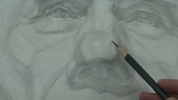 Tekening van een studie van de oude man rechteroog met grafiet potlood — Stockvideo