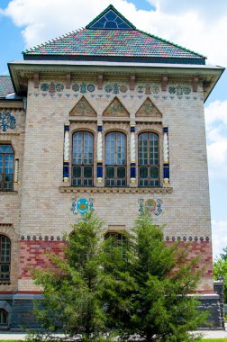 Çatı kiremit, windows sütunlarla ve müzenin cephe yapılmış