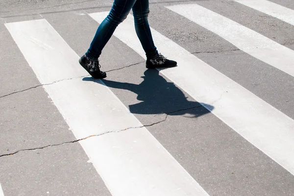 El hombre entra al paso de peatones — Foto de Stock