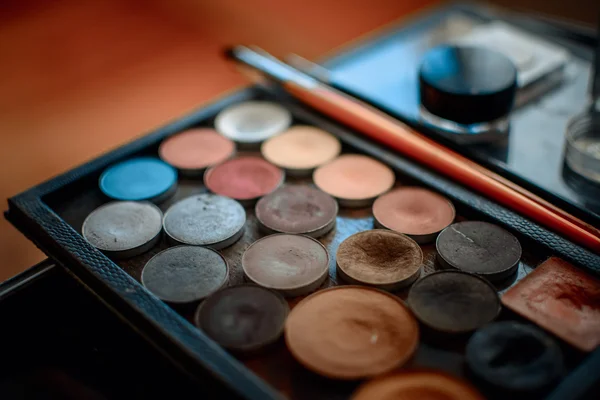 Una paleta de sombras con pinceles para diferentes tipos de maquillaje — Foto de Stock