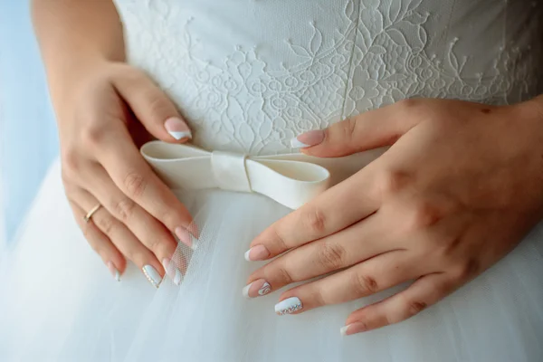 Mooie zachte verzorgde handen met bruiloft nails — Stockfoto