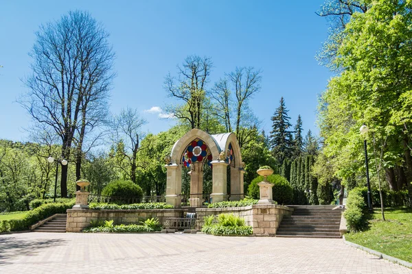 Stone prieel in een prachtig park — Stockfoto