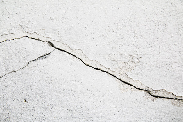 Крэк. Текстура старой окрашенной белой штукатурки. Трещина в стене
.