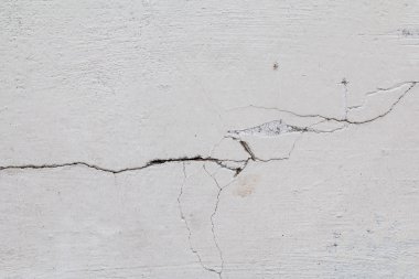 Çatlamak. Doku eski beyaz sıva boyalı. Kırık duvar.