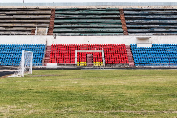 Campo e tribunos do estádio abandonado — Fotografia de Stock