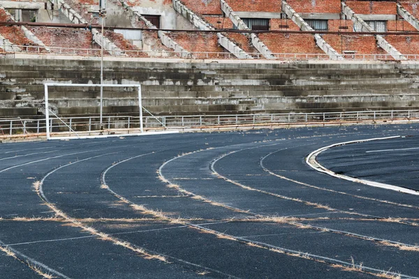 Verlaten leeg vernietigde stadion. — Stockfoto