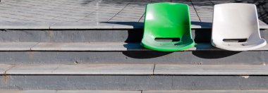 merdivenlerde iki boş sandalye 