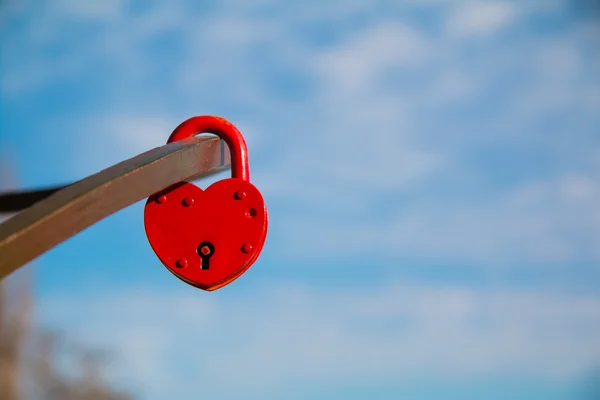 Красный замок в форме сердца . — стоковое фото