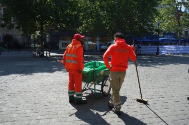 Brüksel, Belçika - 4 Ağustos 2020: Koruyucu yüz maskesi takan sokak temizleyicileri
