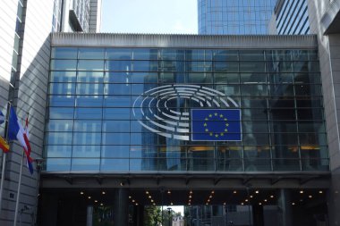 Brüksel, Belçika - 4 Ağustos 2020: Avrupa Parlamentosu binasının cam cephesinde imza ve AB bayrağı