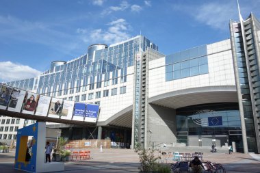 Brüksel, Belçika - 4 Ağustos 2020: Avrupa Parlamentosu Binası Cephesi