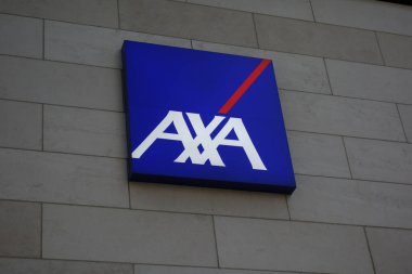 Brüksel, Belçika - 4 Ağustos 2020: AXA Bank Belçika şube işareti. Brüksel 'de bulunan AXA Bank Belçika, bireylere ve küçük şirketlere perakende bankacılık sağlayan AXA Grubu' nun bankacılık koludur.