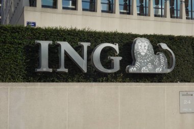 Brüksel, Belçika - 4 Ağustos 2020: ING Doğrudan banka şubesi. ING Grubu Hollanda 'nın çok uluslu bankacılık ve finans hizmetleri şirketidir.