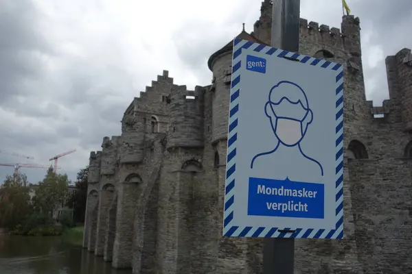 ブリュッセル ベルギー 2020年8月1日 オランダ語による必須マスクサイン — ストック写真