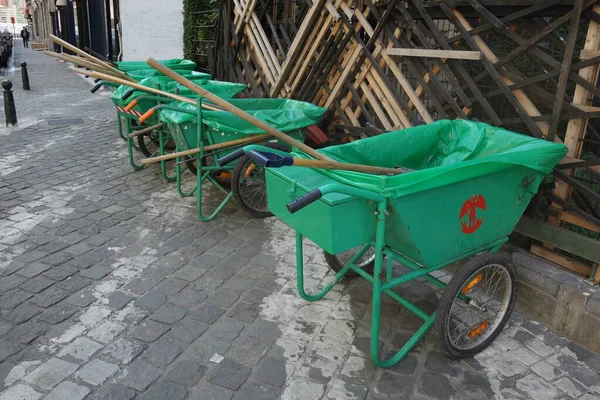 Bruselas Bélgica Agosto 2020 Green Street Cleaning Wheelbarrows —  Fotos de Stock