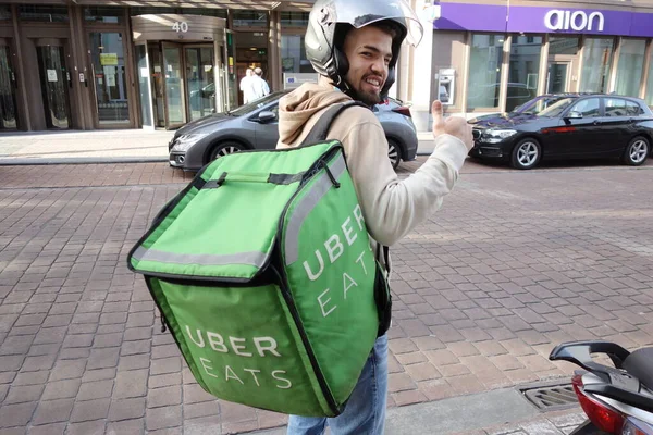 Bruselas Bélgica Agosto 2020 Uber Eats Delivery Man Work Uber —  Fotos de Stock