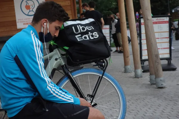 Bruselas Bélgica Agosto 2020 Uber Eats Repartidor Con Mascarilla Protectora —  Fotos de Stock