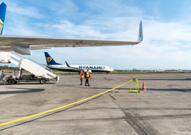 Catania, İtalya - 11 Mayıs 2019: Havaalanı pistinde Ryanair uçağı. Ryanair Ltd., Dublin ve Londra Stansted Havalimanlarındaki birincil işletim üsleriyle İrlandalı düşük maliyetli bir havayolu şirketi.