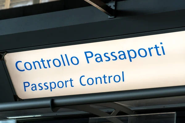 空港での出入国管理標識 イタリア語 Control Passaporti — ストック写真