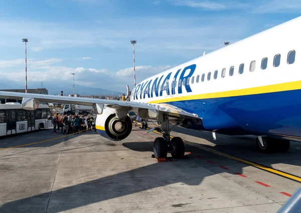 イタリアのカターニア 5月11 2019 空港滑走路上のRyanair航空機 Ryanair Ltd はアイルランドの格安航空会社で ダブリンとロンドンに拠点を置いています — ストック写真