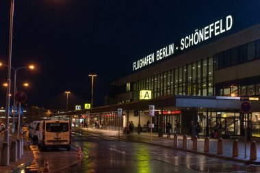 Berlin, Almanya - 11 Mayıs 2019: Berlin Schnefeld Havaalanı A Terminali. Flughafen Schonefeld Berlin 'in ikinci uluslararası havaalanıdır.
