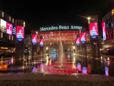 Berlin, Almanya - 29 Mart 2019: Geceleri Mercedes-Benz Arena 'nın dış tarafı, Alman başkentinin Friedrichshain mahallesinde çok amaçlı bir arena.