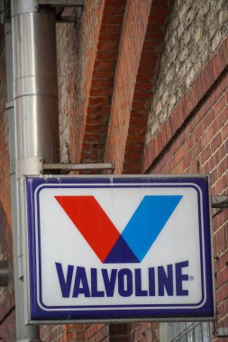 Berlin, Almanya - 3 Nisan 2019: Valvoline, Amerikalı otomotiv üreticisi ve dağıtımcısı Valvoline, katkı maddeleri ve kayganlaştırıcılar